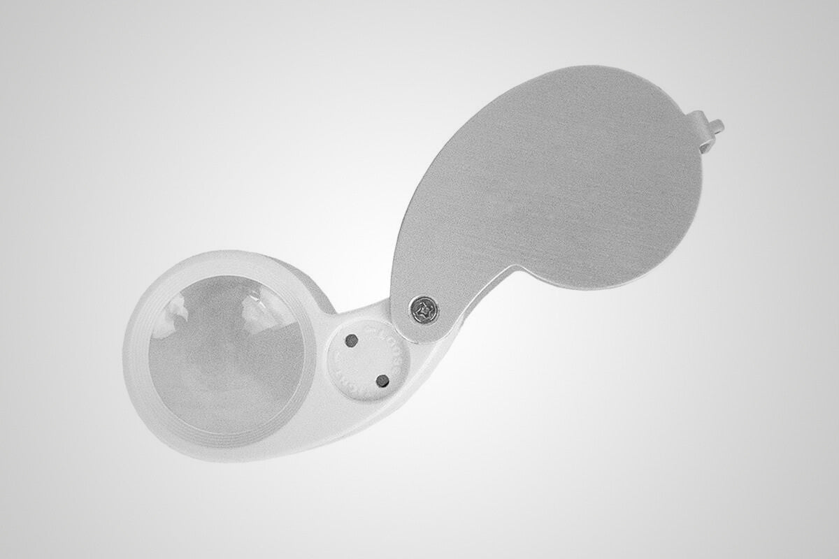 Essentials Illuminated Magnifier Loupe with LED lighting for trichome inspection, pest identification and plant detail